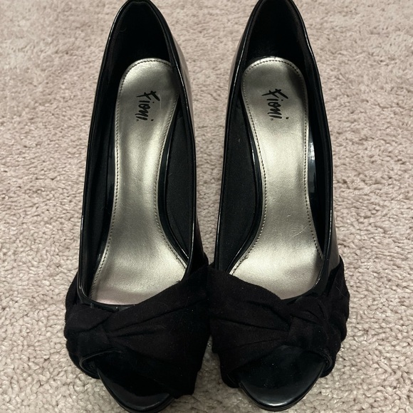 FIONI Clothing Shoes - FIONI Clothing Black Heels with Floral Detail